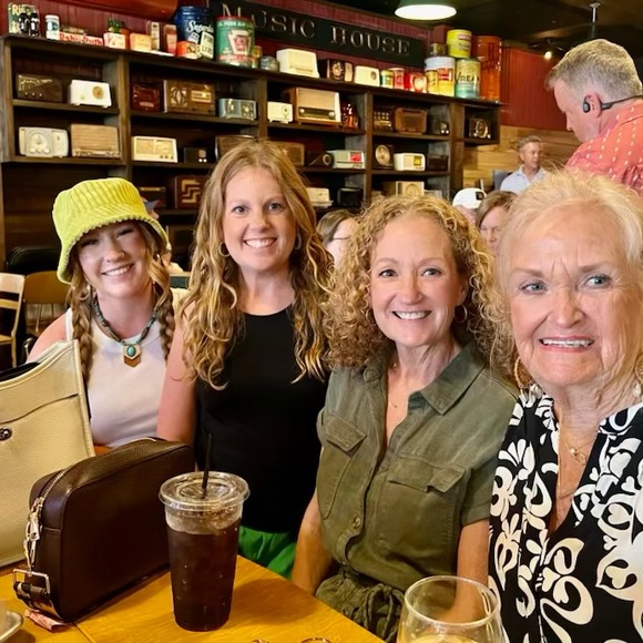 Meet your Posher, DeeDee - Picture 4 of 5